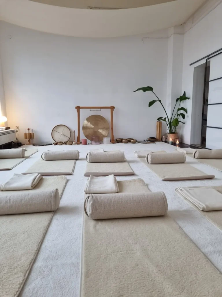 Vorbereiteter Raum für eine Yin-Yoga-Klasse mit Yogamatten und einem großen Gong.