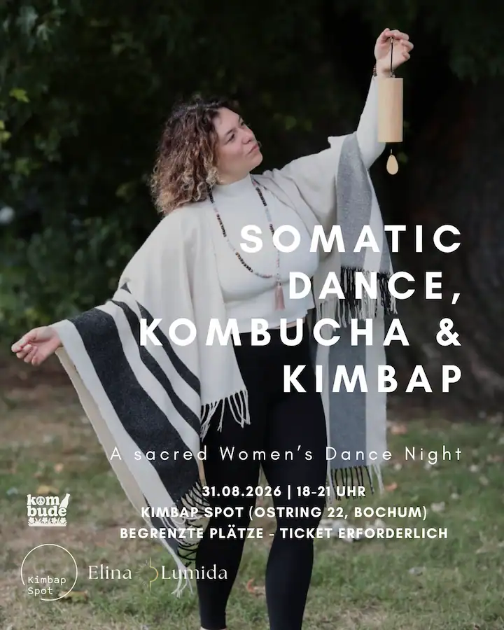 Elina Lumida steht draußen im Grünen und hält ein hölzernes Klangspiel hoch. Informationen zu Somatic Dance, Kombucha und Kimbap in weisser Schrift.